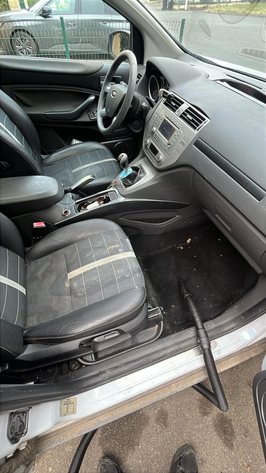 Intérieur du véhicule avant nettoyage